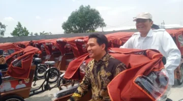 Warga Indramayu Terima 220 Unit Bantuan Becak Listrik Presiden Prabowo