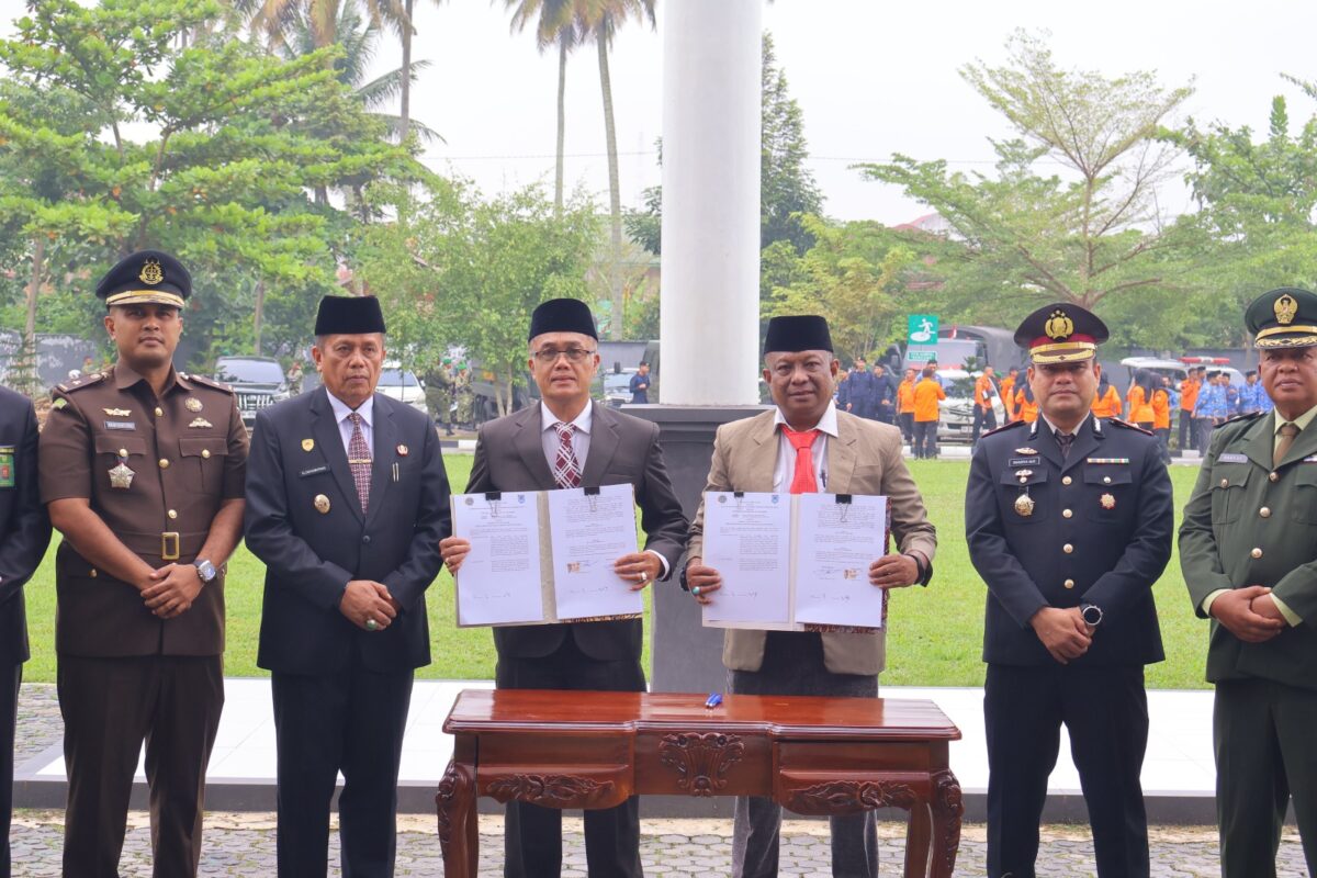 Sekda Payakumbuh Rida Ananda bersama Kepala Kantor Pertanahan Ikram Abdul Haris menandatangani PKS integrasi data pertanahan dan perpajakan di Payakumbuh, Kamis (1/10).