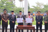 Sekda Payakumbuh Rida Ananda bersama Kepala Kantor Pertanahan Ikram Abdul Haris menandatangani PKS integrasi data pertanahan dan perpajakan di Payakumbuh, Kamis (1/10).