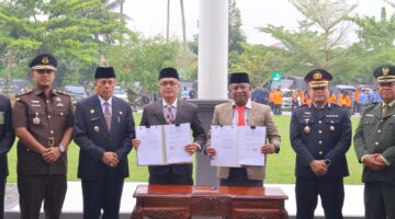 Sekda Payakumbuh Rida Ananda bersama Kepala Kantor Pertanahan Ikram Abdul Haris menandatangani PKS integrasi data pertanahan dan perpajakan di Payakumbuh, Kamis (1/10).